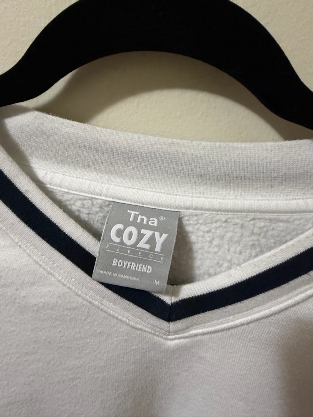 Aritzia TNA Cozy Fleece Boyfriend V-Neck Sweatshirt - Picture 3 of 4